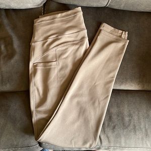 Beige leggings with pockets